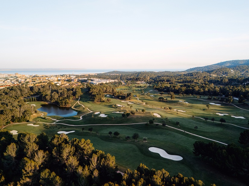 SATGOLF Presents Its Results as an Early Warning System Applied to Real-World Golf Course Management SATGOLF integrates low-power IoT sensor technology (LoRaWAN), hyperlocal weather stations, soil moisture and conductivity sensors, very short-term forecasting models (nowcasting) based on meteorological radar, and a real-time storm and lightning alert system.