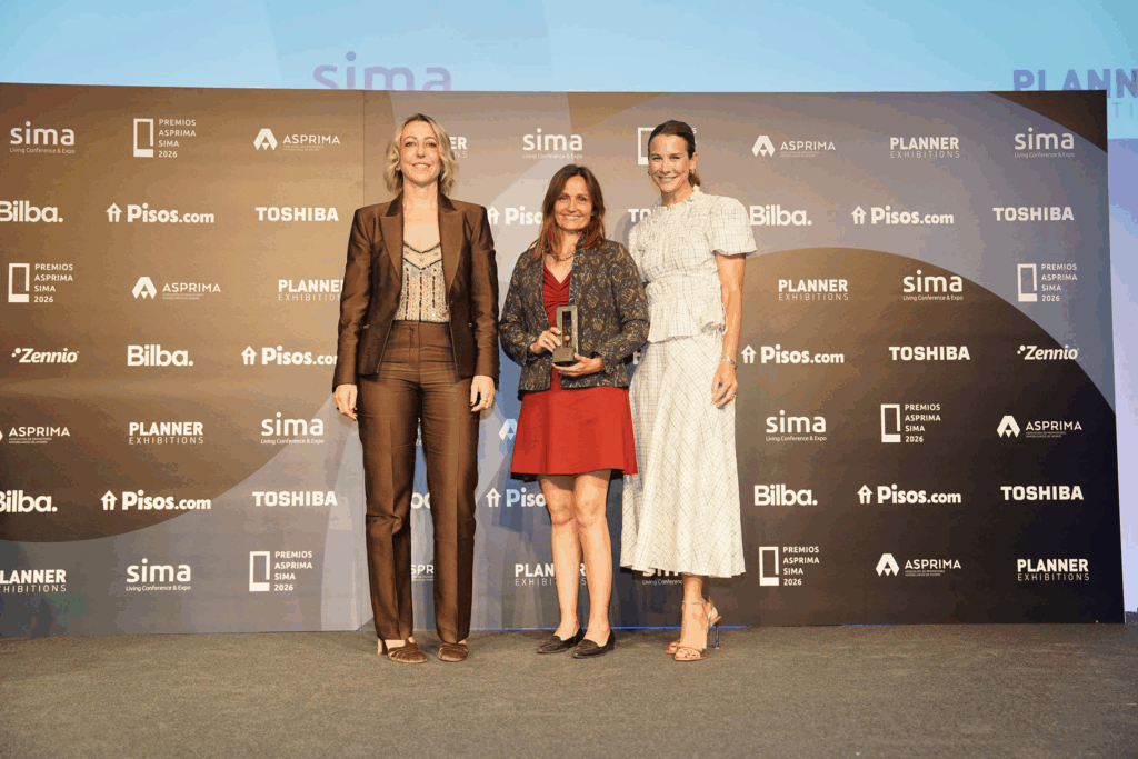 Sotogrande, S.A. named “Company with the Best ESG Progress” at prestigious ASPRIMA-SIMA Awards 2026 Rita Jordão, Marketing Director at Sotogrande, S.A. (centre), and Belén Ibáñez, Marketing Communications & PR Manager at Sotogrande, S.A. (right), pictured receiving the ASPRIMA-SIMA Award for "Company with the Best ESG Progress".